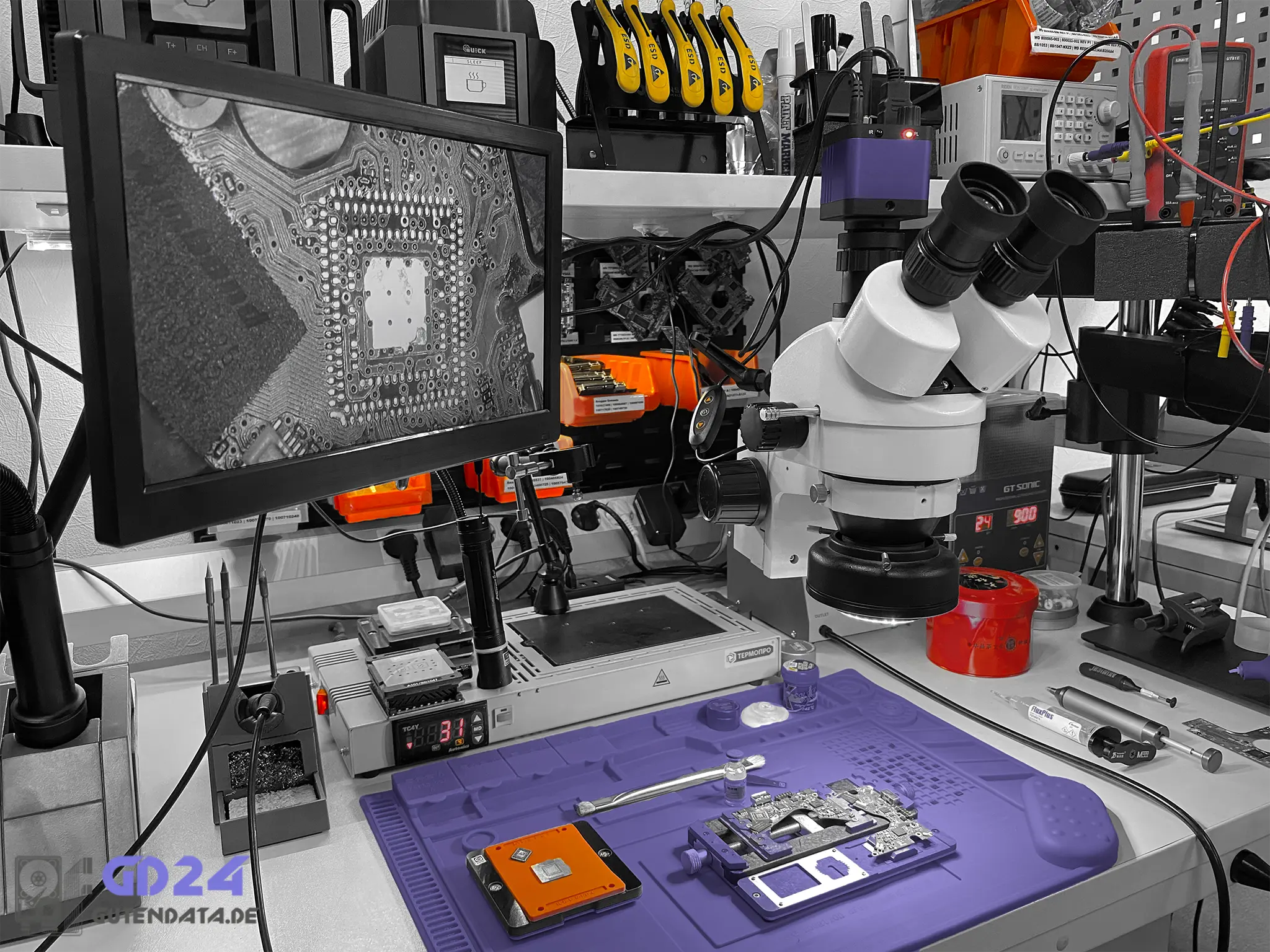 Workbench of a specialist in GutenData 24 lab